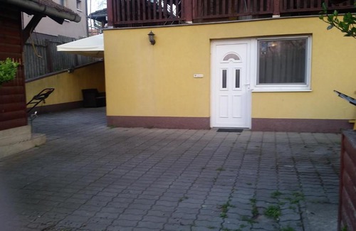 Sostogyogyfurdo House | Viktória Apartman: Perfect for Families and Pet Lovers