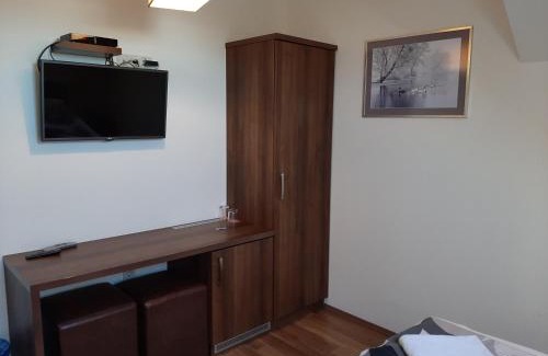 Gyor Bed & Breakfast | Viktória Lovas Panzió: Pet Friendly with Great Amenities