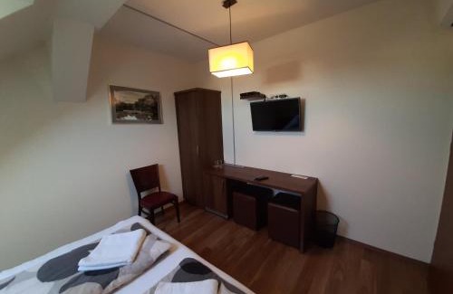 Gyor Bed & Breakfast | Viktória Lovas Panzió: Pet Friendly with Great Amenities