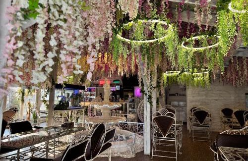 Svyatoshyns'kyi District Hotel | Family-Friendly Viktoriya Hotel with Spa and Pool Access
