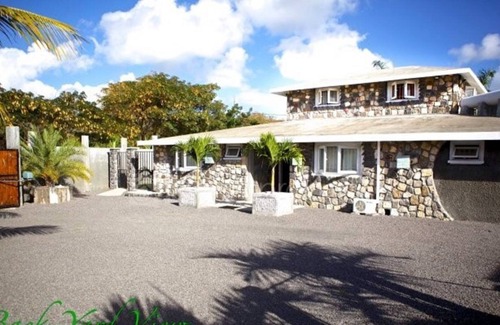 Grand Gaube Villa | Villa with swimming pool and jacuzzi, large veranda, gazebo and outdoor bar
