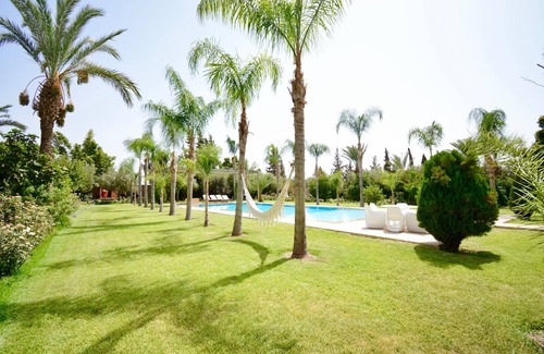 Oulad Hassoune Villa | Vila 1400m2. Terrain 1 ha. 7 suites avec SDB, cheminée et dressing. Piscine.