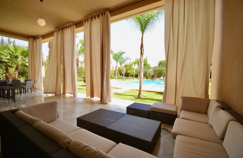 Oulad Hassoune Villa | Vila 1400m2. Terrain 1 ha. 7 suites avec SDB, cheminée et dressing. Piscine.