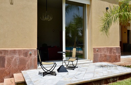 Oulad Hassoune Villa | Vila 1400m2. Terrain 1 ha. 7 suites avec SDB, cheminée et dressing. Piscine.