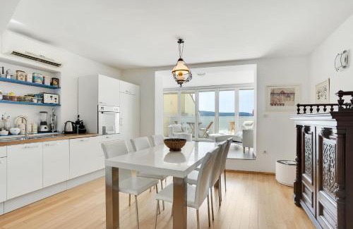 Izola Villa | Vila Adriana: Oceanfront Haven with Breakfast & Pet-Friendly