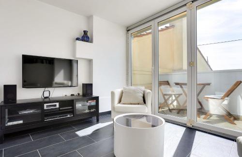 Izola Villa | Vila Adriana: Oceanfront Haven with Breakfast & Pet-Friendly