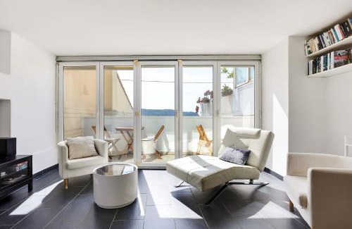 Izola Villa | Vila Adriana: Oceanfront Haven with Breakfast & Pet-Friendly