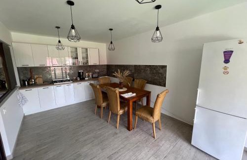 Navodari House | Vila Alemary: Guest Rated 10/10, Pet & Child Friendly