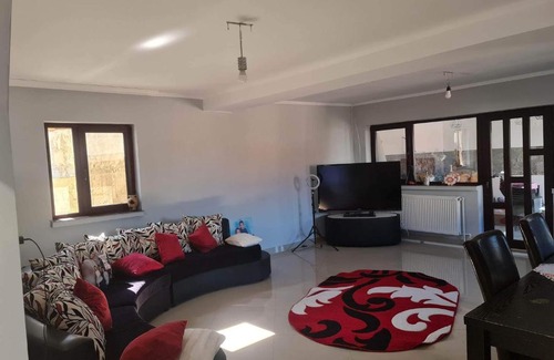 Navodari House | Cozy Vila Alemary: Family and Pet-Friendly Retreat