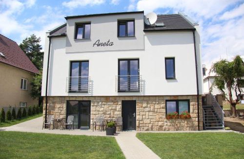 Luhacovice House | Vila Aneta: Family-Friendly Retreat with Hot Tub & Kitchen