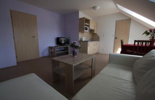 Luhacovice House | Vila Aneta: Family-Friendly Retreat with Hot Tub & Kitchen