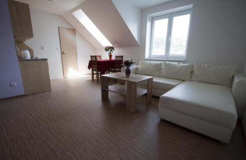 Luhacovice House | Vila Aneta: Family-Friendly Retreat with Hot Tub & Kitchen