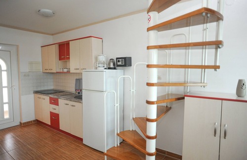 Caska Apartment | Vila Caska: Ideal Getaway Near Zrce Beach with Pool