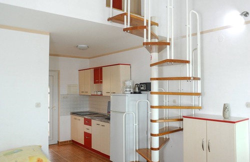 Caska Apartment | Vila Caska: Ideal Getaway Near Zrce Beach with Pool