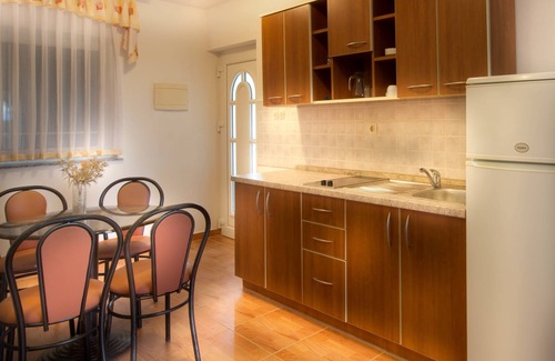 Caska Apartment | Discover Vila Caska: Oceanfront Stay with Pool & Dining