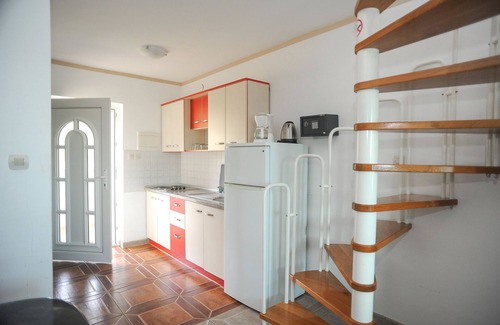 Caska Apartment | Discover Vila Caska: Oceanfront Stay with Pool & Dining