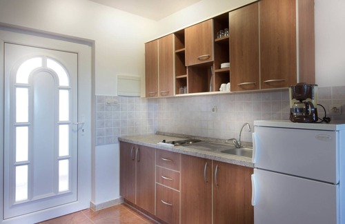 Caska Apartment | Discover Vila Caska: Oceanfront Stay with Pool & Dining