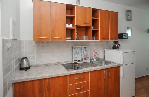 Caska Apartment | Discover Vila Caska: Oceanfront Stay with Pool & Dining
