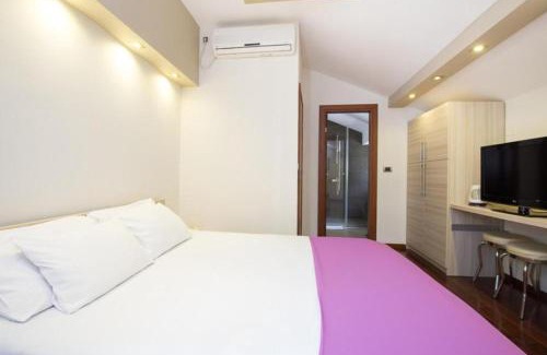 Maini House | Vila Centar: Pet-Friendly Retreat with Hot Tub & Dining