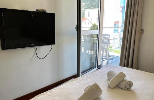 Maini House | Vila Centar: Pet-Friendly Retreat with Hot Tub & Dining