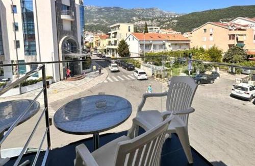 Maini House | Vila Centar: Pet-Friendly Retreat with Hot Tub & Dining