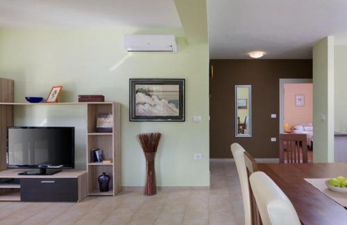 Marceljani Villa | Discover Vila Charlie: Pet-Friendly Oasis with Pool & Hot Tub