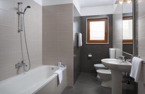 Marceljani Villa | Discover Vila Charlie: Pet-Friendly Oasis with Pool & Hot Tub