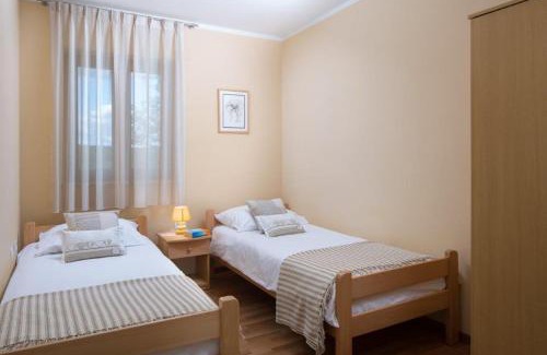Marceljani Villa | Discover Vila Charlie: Pet-Friendly Oasis with Pool & Hot Tub
