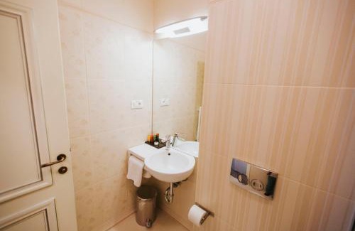 Bucharest City-Centre Hotel | Relaxing Vila Cornelia: Spa, Restaurant & Family-Friendly