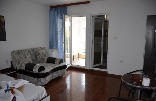 Costinesti House | Family-Friendly Vila cu Livada with Kitchen Amenities