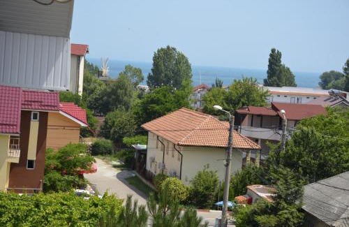 Costinesti House | Family-Friendly Vila cu Livada with Kitchen Amenities