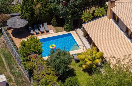 Prazeres Villa | Relaxing Stay at Vila Esperança with Pool and Garden