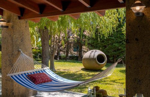 Prazeres Villa | Relaxing Stay at Vila Esperança with Pool and Garden
