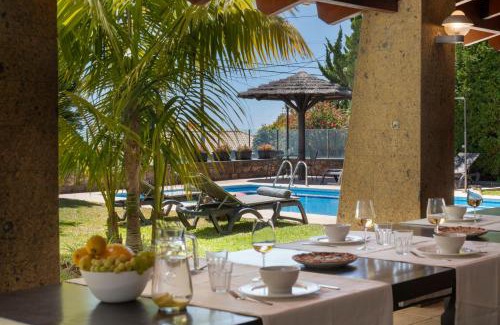 Prazeres Villa | Relaxing Stay at Vila Esperança with Pool and Garden