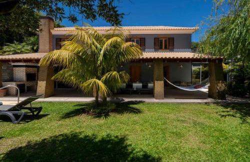 Prazeres Villa | Relaxing Stay at Vila Esperança with Pool and Garden