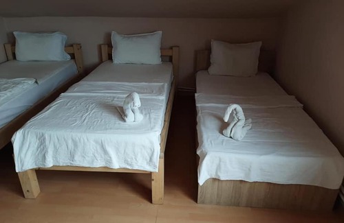 Valu lui Traian Apartment | Budget-Friendly Vila Gherghisan with Breakfast Included