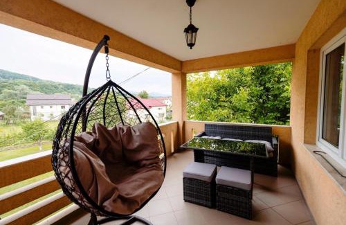 Viseu de Jos Villa | Vila Ghita: Family-Friendly Retreat with Hot Tub & Kitchens