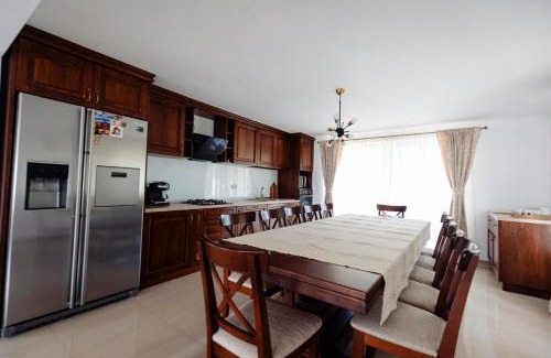 Viseu de Jos Villa | Vila Ghita: Family-Friendly Retreat with Hot Tub & Kitchens