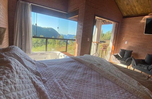 Santa Teresa Cabin | Discover Vila Italliana Chalés - Cozy Retreat with Hot Tub
