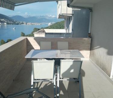 Klinci Apartment | Vila Ivanovic: Oceanfront Retreat with Private Beach Access