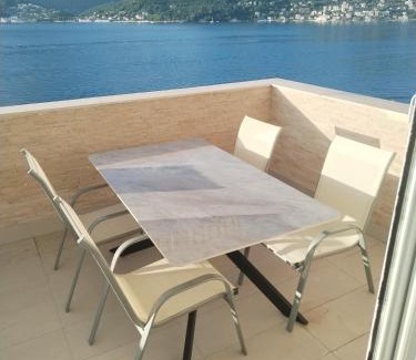 Klinci Apartment | Vila Ivanovic: Oceanfront Retreat with Private Beach Access