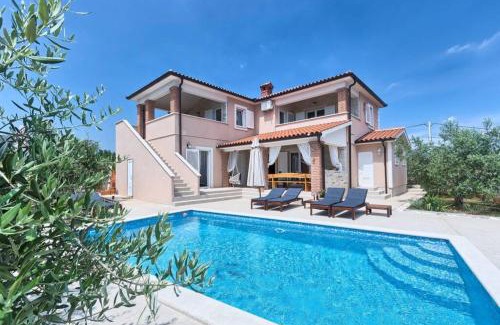 Peruski Villa | Top-Rated Vila Javor with Oceanfront Pool and Family Fun
