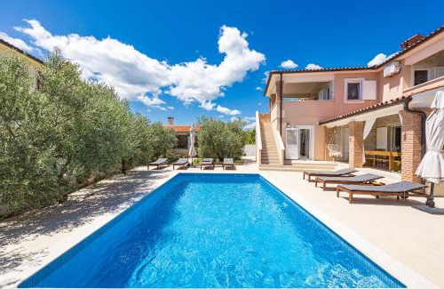 Peruski Villa | Top-Rated Vila Javor with Oceanfront Pool and Family Fun