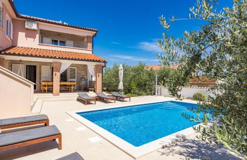 Peruski Villa | Top-Rated Vila Javor with Oceanfront Pool and Family Fun