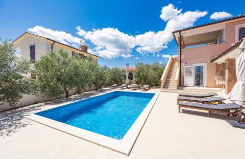 Peruski Villa | Top-Rated Vila Javor with Oceanfront Pool and Family Fun