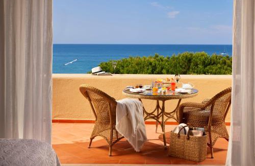 Gale Resort | Vila Joya: Oceanfront Retreat with Spa & Pool Amenities