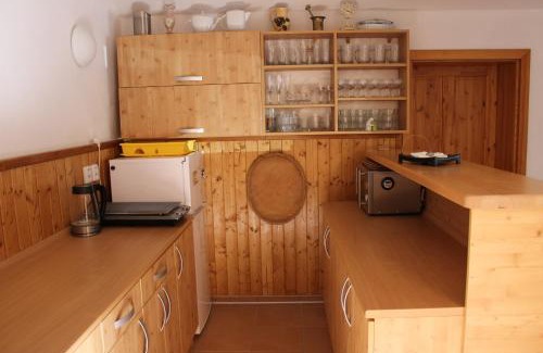 Loucna Pod Klinovcem Villa | Vila Kokrhačka: Family-Friendly Retreat with Hot Tub Access