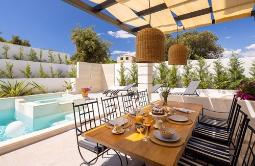 Razanj Villa | Vila Leylandii in Razanj