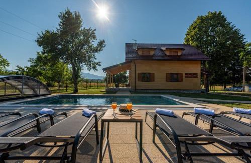 Lovinac Ski Chalet | Vila Lipa: 4-Star Retreat with Pool & Hot Tub Awaits