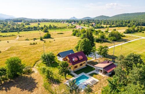 Lovinac Ski Chalet | Vila Lipa: 4-Star Retreat with Pool & Hot Tub Awaits